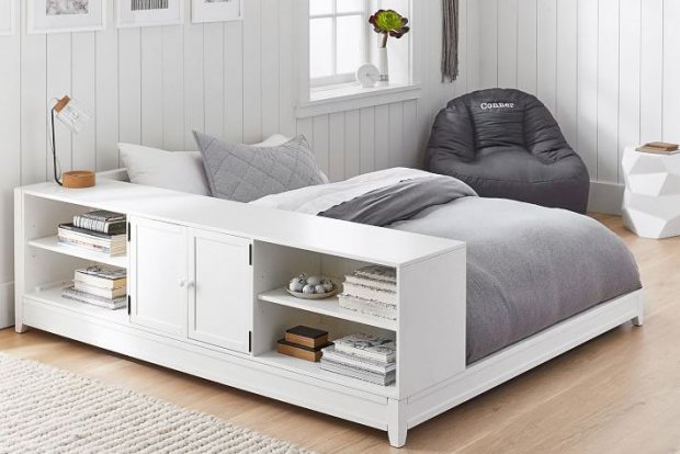 Đây chắc chắn là một chiếc giường quá tuyệt vời, một sự kết hợp giữa giường với tủ đựng đồ. Bạn có thể đựng sách, cốc chén hay nhiều vật dụng khác trong khi bề mặt có thể được sử dụng như một chiếc bàn làm việc. Màu sắc hài hòa cũng là điểm cộng cho thiết kế này.