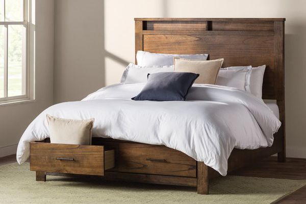Thiết kế khá độc đáo, chiếc giường này có phần dưới như một chiếc tủ với nhiều ngăn kéo. Thiết kế đơn giản bằng gỗ cũng là điểm nhấn cho chiếc giường này.
