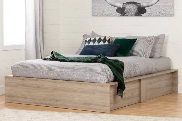 Một chiếc giường khá đơn giản như một chiếc tủ gỗ giúp bạn có không gian để chứa được nhiều đồ hơn.