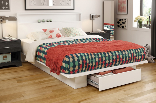 Một chiếc giường với ngăn kéo đẩy khá rộng đựng được khá nhiều đồ như chăn, gối hay quần áo.