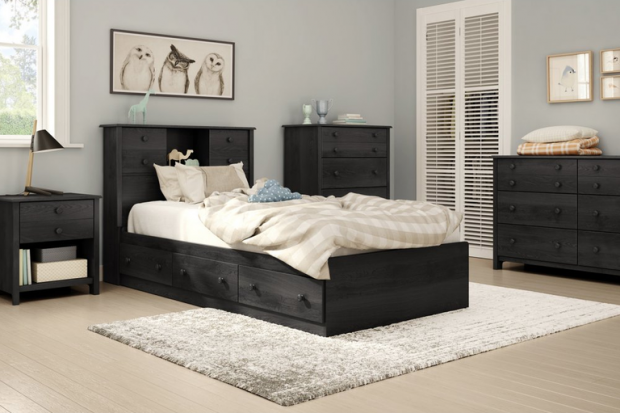 Chiếc giường màu đen với nhiều ngăn kéo cả phía dưới và phía đầu giường đựng được khá nhiều đồ khác nhau theo mong muốn của người sử dụng.