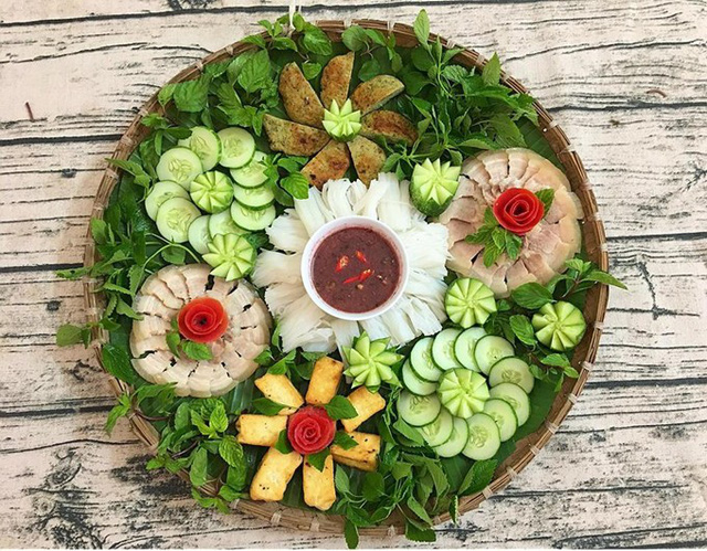 Những mâm cơm của Huyền Trang, 28 tuổi, có chung đặc điểm là hầu hết các món ăn đều được bày biện thành hình đóa hoa. Nữ kế toán cho hay, đây là kiểu trang trí đơn giản, đẹp mắt và phù hợp với nhiều dáng đĩa.
