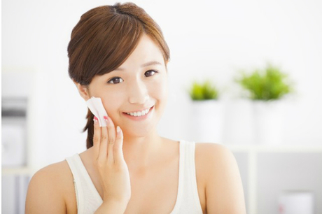 Việc làm sạch và dưỡng ẩm cho da mỗi tối là thói quen không thể thiếu với các cô gái Nhật Bản.