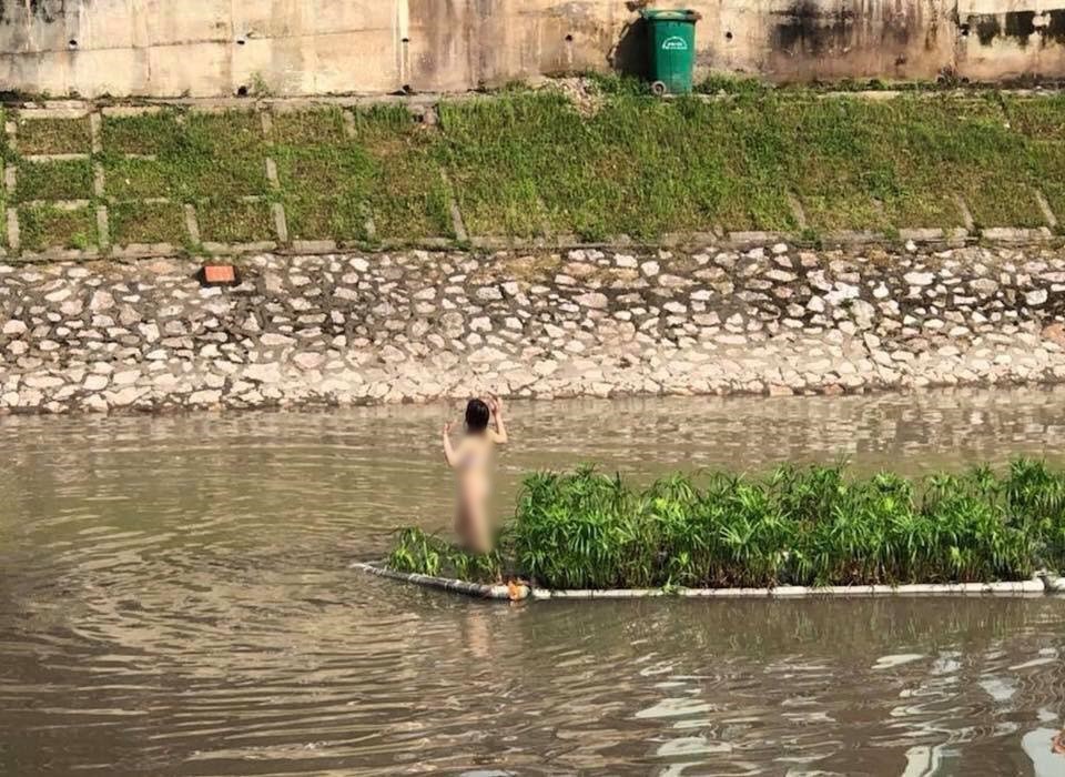 Hà Nội: Cô gái trẻ cởi quần áo, bơi ra giữa sông Tô Lịch nhảy múa - Ảnh 1.