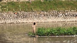 Cô gái chỉ mặc đồ lót bơi ra giữa sông Tô Lịch tạo dáng khiến dân mạng xôn xao