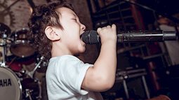 Con trai Tuấn Hưng lạ lẫm với mái tóc xoăn tít gây choáng váng khi cầm mic hát chuyên nghiệp như ca sĩ