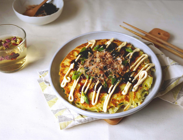 Okonomiyaki: Thường được gọi là bánh xèo Nhật Bản, cái tên okonomiyaki có nghĩa là hãy nấu nướng thứ gì bạn thích. Với lớp bột dày và bắp cải cắt vụn, bạn có thể thêm vào đó bất cứ thứ gì bạn muốn, như thịt xông khói, hải sản, pho mát... Ảnh: Miss Hangrypants.