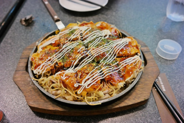 Okonomiyaki kiểu Hiroshima: Một lời khuyên cho bạn là đừng nhầm lẫn giữa món này với món okonomiyaki được nhắc ở trên, dù tên gọi giống nhau. Okonomiyaki kiểu Hiroshima phức tạp hơn. Món ăn có thể điều chỉnh theo sở thích của bạn, nhưng yếu tố cần thiết phải có là một lớp bột mỏng, mì xào, trứng tráng mỏng, bắp cải thái nhỏ, nước sốt okonomi và rong biển. Ảnh: LiiiFE.