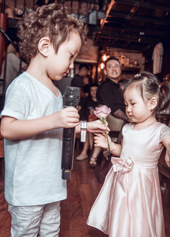 Ca sĩ nhí nhận hoa từ em gái Son.