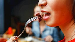 Thói quen gây hại cho sức khỏe sau bữa ăn mà nhiều người không biết
