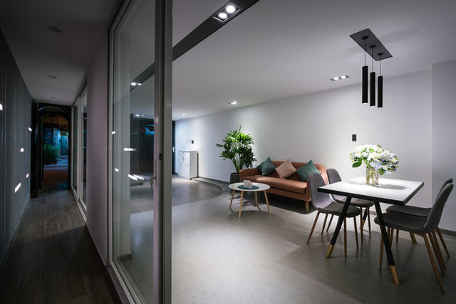 Điểm nổi bật của ngôi nhà là không gian mở hoàn toàn ở tầng trệt nhằm kết nối không gian phòng khách, phòng ăn và bếp, tạo cảm giác rộng nhất có thể.