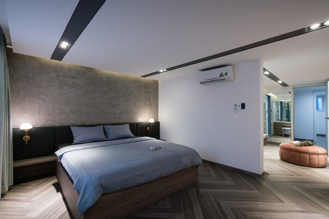 Ở tầng 2, phòng ngủ master được bố trí với bố cục mặt bằng như những phòng ngủ của khách sạn, resort cao cấp cũng giúp tạo cảm giác về không gian rộng mở, thoáng đãng.
