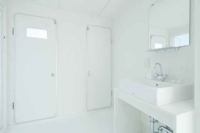 Khu vực phòng tắm vô cùng thông thoáng và mát mẻ nhờ hệ thống nội thất cùng tông màu với tường và trần.