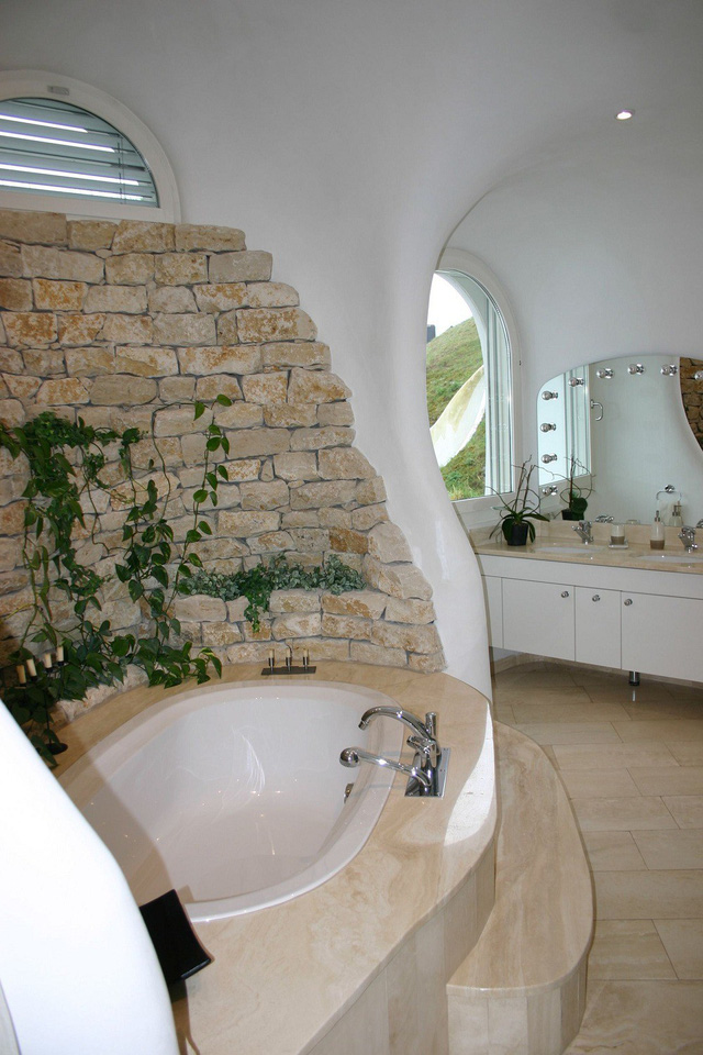 Trong không gian phòng tắm, chất liệu gạch được sử dụng như một sự nhấn nhá có chủ đích.