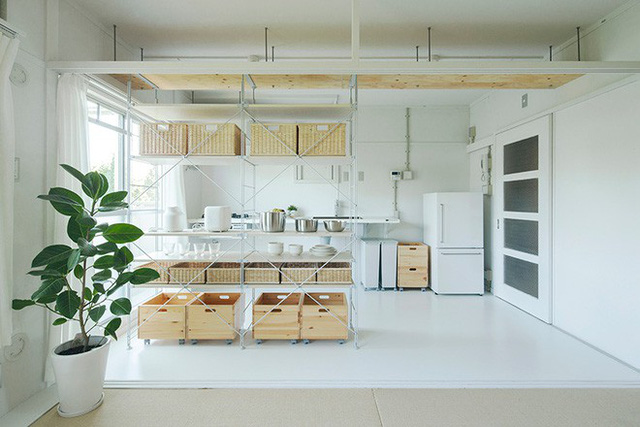 Không gian bếp nấu đối diện với bàn ăn. Bếp được đặt sát tường và sử dụng chủ yếu là màu trắng cùng tông với màu tường.