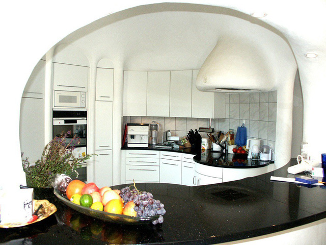 Phòng bếp có kết cấu hình vòm với trang thiết bị hiện đại và có một quầy bar ăn uống đơn giản.