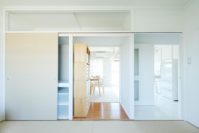 Phòng ngủ được bố trí bên cạnh phòng khách, nơi mọi người có thể tạo sự tách biệt và riêng tư bằng cánh cửa trượt tiết kiệm không gian.