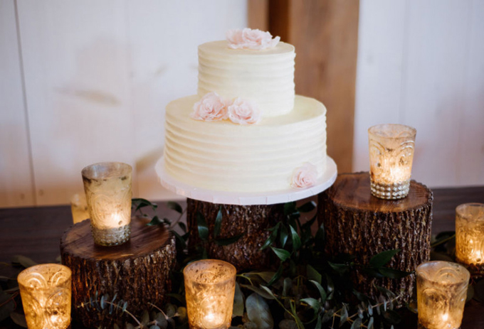 Bánh cưới không có hình mô phỏng cặp vợ chồng hoặc ký tự viết tắt tên của uyên ương: Để bánh cưới thêm đơn giản và sang trọng, thợ làm bánh dùng nĩa tạo kết cấu cho hai tầng bánh và dùng hoa màu hồng nhạt để trang trí. 