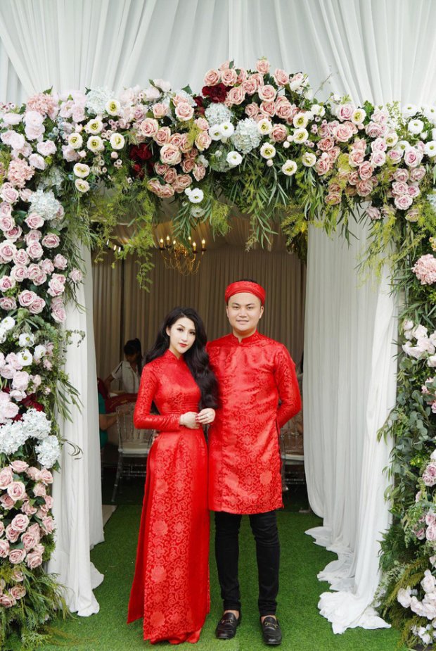 Được biết, cựu hot girl đã hẹn hò chàng trai Sài Gòn được hơn 1 năm trước khi quyết định ăn hỏi và tổ chức lễ cưới vào đầu năm sau.
