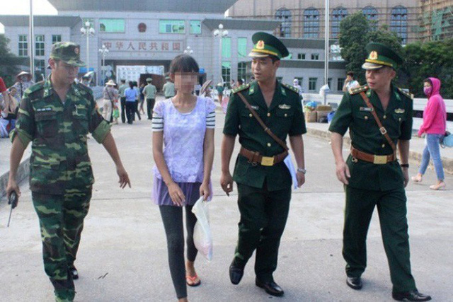 Lực lượng chức năng của Việt Nam tiếp nhận nạn nhân bị bán sang Trung Quốc tại cửa khẩu Móng Cái. Ảnh: TL