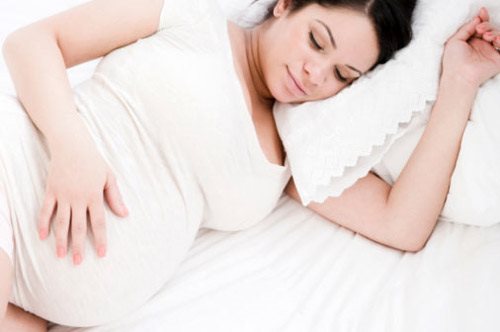 Trong thời gian này, tử cung thường ngả về bên phải, do đó tư thế nằm ngủ khi mang thai của mẹ bầu nên nằm nghiêng về bên trái hình ảnh