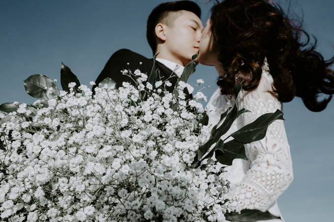 Trong bộ ảnh cưới của uyên ương không thể thiếu những nụ hôn nồng say được lột tả qua góc máy lạ của nhiếp ảnh gia. 
