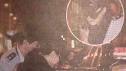 Phạm Băng Băng bị đưa lên xe cảnh sát khiến fan Trung Quốc tranh cãi