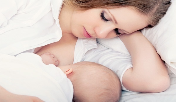 Làm sao để cải thiện tình trạng móp đầu do bé nằm nghiêng?