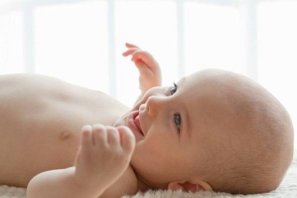 Làm sao để cải thiện tình trạng móp đầu do bé nằm nghiêng?