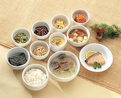 Bữa sáng của người Hàn thường đầy đủ như những bữa ăn chính