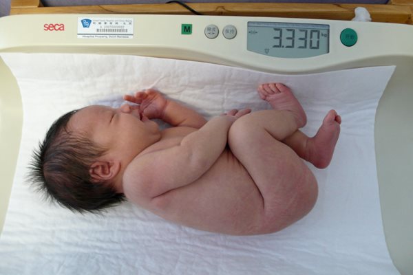 Cân nặng trẻ sơ sinh vượt quá chuẩn có là điều tốt cho bé hình ảnh