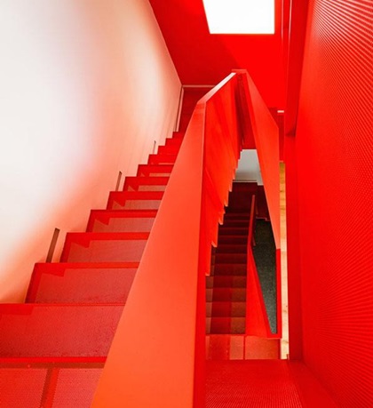 Cầu thang đỏ là điểm nhấn đặc biệt cho những bức tường