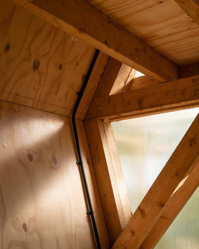 Mọi cấu kiện chi tiết cũng được tạo nên bằng cách sử dụng phần thừa của gỗ dán, bao gồm cả hai cầu thang trong phòng.