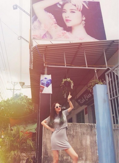 Angela Phương Trinh chụp hình kỷ niệm trên biển quảng cáo của mình tại Tây Ninh.