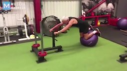 Ông già đu xà hít đất khỏe như thanh niên