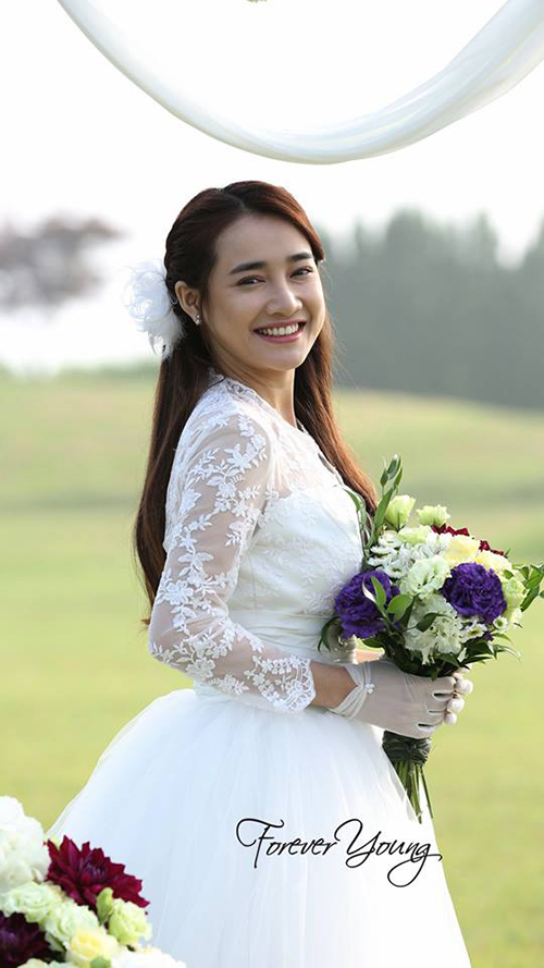 Trong bộ phim Tuổi thanh xuân 2, Nhã Phương lại có dịp diện váy cưới với nhiều chi tiết ren được thêu dọc ở tay áo và thân trên. 