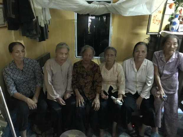 Bà Dương Thị Thành (75 tuổi, mẹ đẻ anh Trường, ngồi giữa) liên tục khóc ngất, nhiều người thân bên cạnh động viên, chia sẻ mất mát.