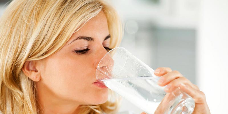 Trước khi ngủ khoảng 30 phút bạn nên uống 1 ly nước ấm sẽ ngăn ngừa được huyết khối cũng như bệnh tim mạch hiệu quả.