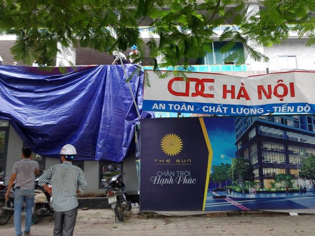 Công nhân nhanh chóng căng bạt khu vực xảy ra sự cố.