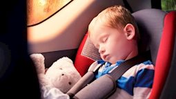 Đừng nên cho trẻ sơ sinh ngủ trên ghế ô tô vì có thể nguy hiểm đến tính mạng bé