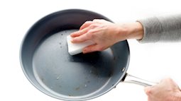 Không rửa chảo chống dính ngay sau khi nấu, bạn đã biết chưa?