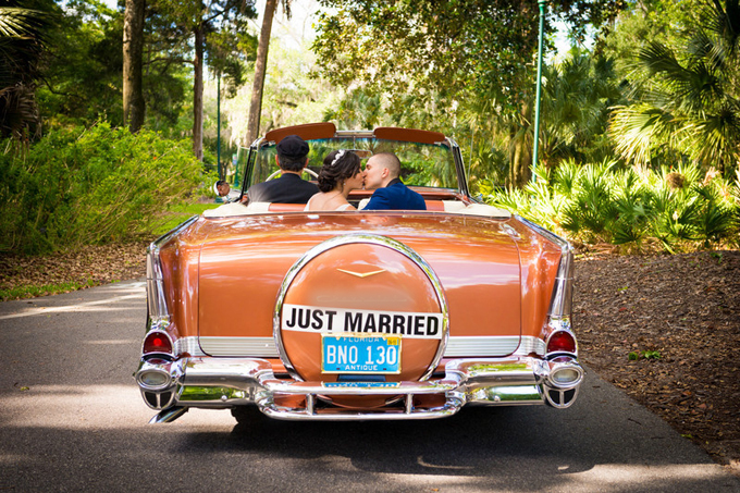 11. Sticker dán với dòng chữ Just Married (mới cưới) sẽ là một ý tưởng trang trí phù hợp cho đám cưới theo đuổi phong cách tối giản. 