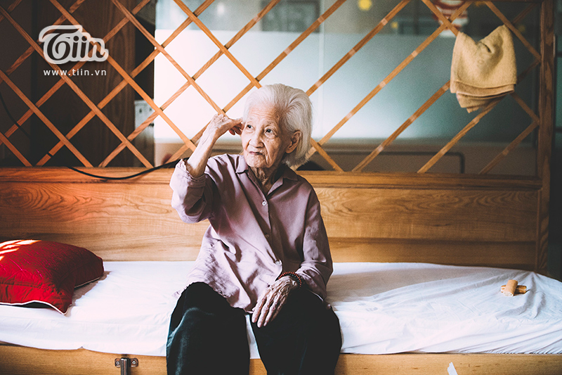 Ngày ở Viện dưỡng lão bắt đầu rất sớm. Người già ngủ ít. Cụ Hân, 90 tuổi, chỉnh trang đầu tóc rất cẩn thận trước khi bước ra khỏi giường. Đó là tác phong còn giữ được sau hàng chục năm làm nghề giáo.