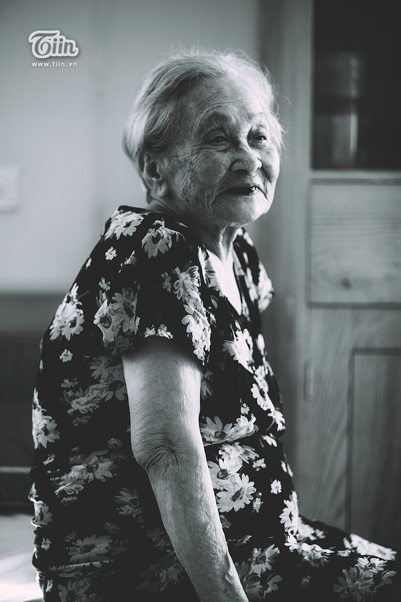 Nụ cười ở viện dưỡng lão. Cụ Yên, 89 tuổi, đã lẫn. Khoảnh khắc khi cụ quay ra cửa và cười, có lẽ với một mảnh hạnh phúc đột nhiên rơi ra từ ký ức.