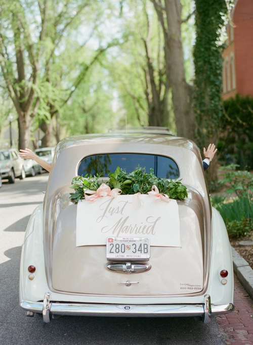 7. Bảng thông báo mới cưới và dải ruy băng hồng sẽ mang đến vẻ lãng mạn, hoài cổ cho xe hoa của bạn. 