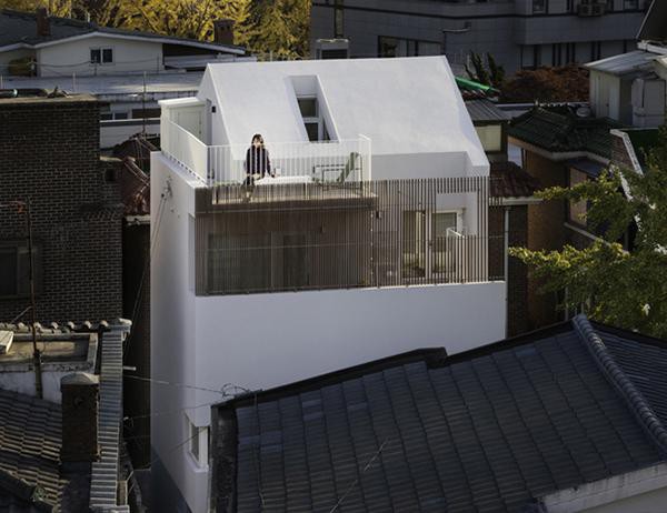 Nằm trong khu phố cổ tại Seoul, ngôi nhà dù chỉ rộng 72 mét vuông nhưng sở hữu thiết kế ấn tượng.
