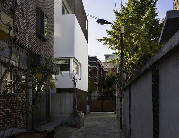Con phố nhỏ trở nên nổi bật hơn với thiết kế hiện đại của căn nhà.