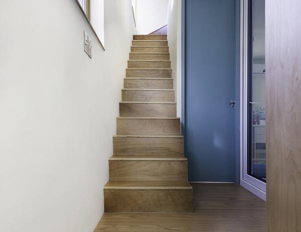 Lối cầu thang nhỏ với màu gỗ tự nhiên tiết kiệm diện tích tối đa mà vẫn đủ đáp ứng nhu cầu của người sử dụng.