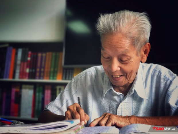 Ở tuổi 80, ông Chánh chọn cách tận hưởng cuộc sống bằng việc cần mẩn đến thư viện, và luyện học mỗi ngày.