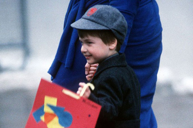 Hoàng tử William trong ngày đầu đến trường Wetherby ở Noting Hill, London, vào năm 1987. Ảnh: Mirrorpix.